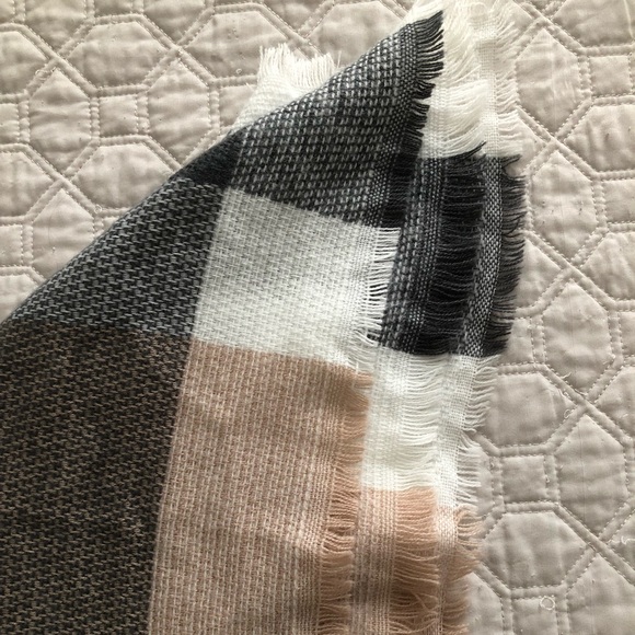 Neutral Plaid Scarf - Picture 4 of 5